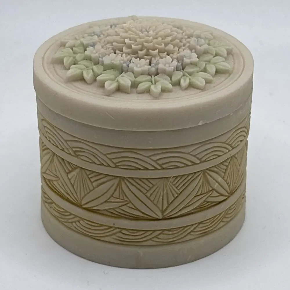 Made in Wales - Design Centre London Miniature Bisque Floral Decorated Pill Box - Picture 8 of 9